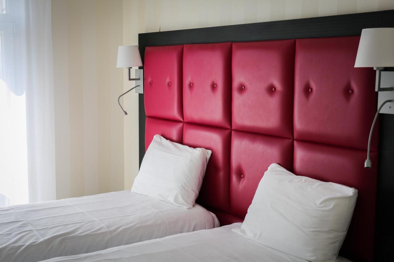 Logis Hotel Saint Guirec Et De La Plage เปโรส กีเรค ภายนอก รูปภาพ